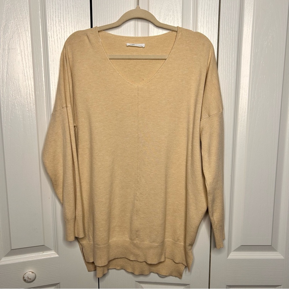 Makk Fashions Women’s Oatmeal V-Neck Long Sleeve Sweater Size M/L Lightweight